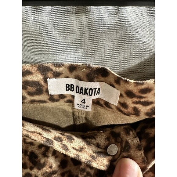 BB Dakota Faux Suede Leopard Print Mini Skirt Size 4 Pockets Button Going‎ Out - Picture 5 of 6